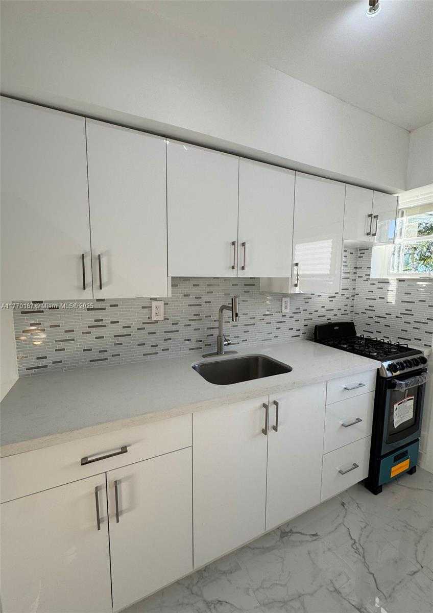 Small Image of 8340 CRESPI BLVD #18, Miami Beach Number 12