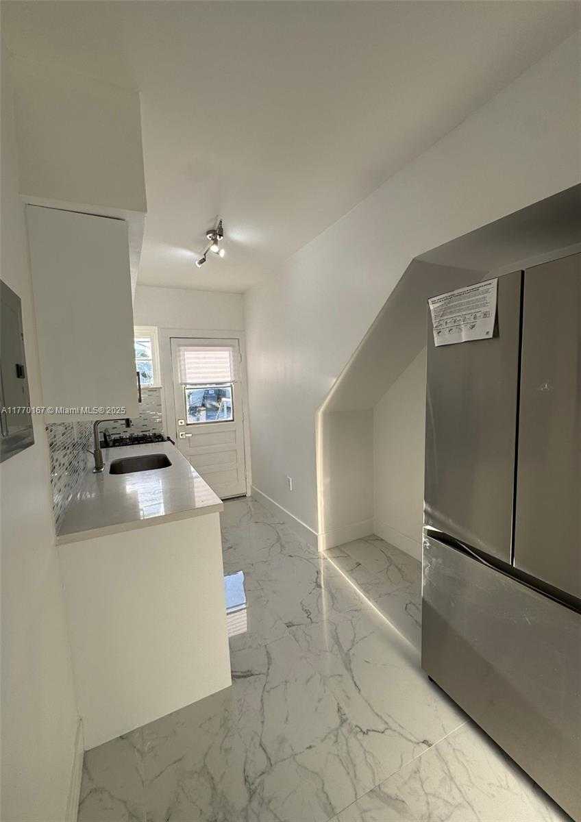 Small Image of 8340 CRESPI BLVD #18, Miami Beach Number 13