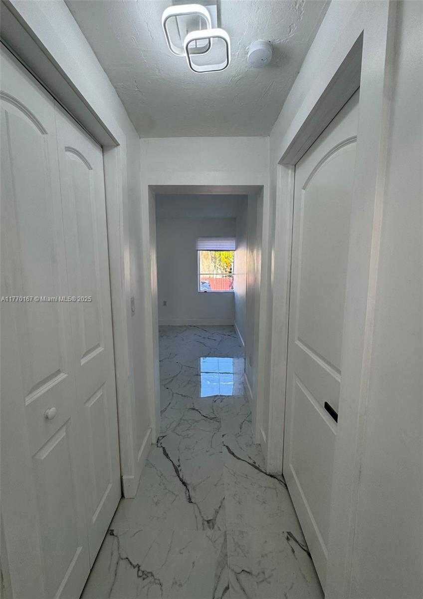 Small Image of 8340 CRESPI BLVD #18, Miami Beach Number 14