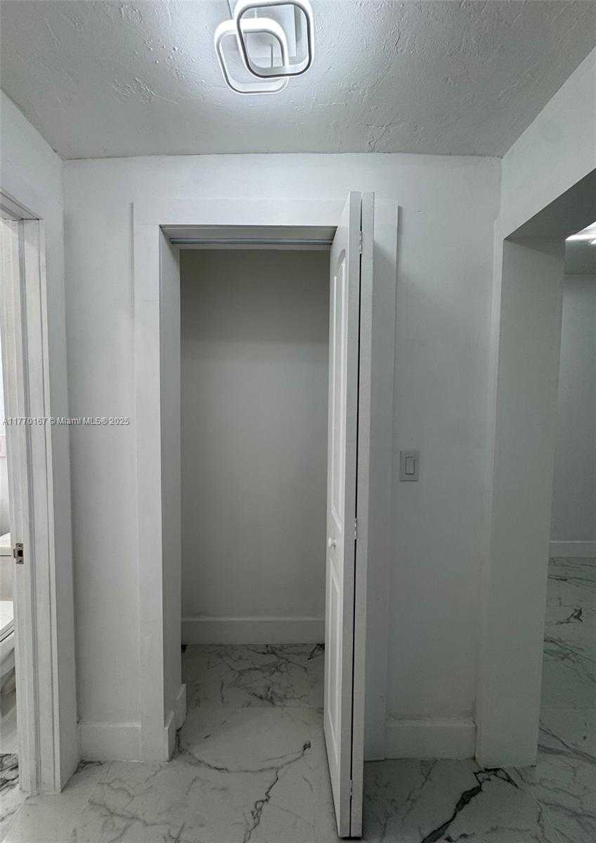 Small Image of 8340 CRESPI BLVD #18, Miami Beach Number 15