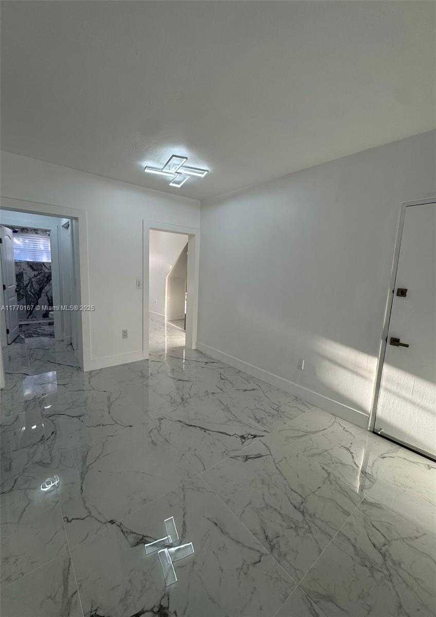 Small Image of 8340 CRESPI BLVD #18, Miami Beach Number 3