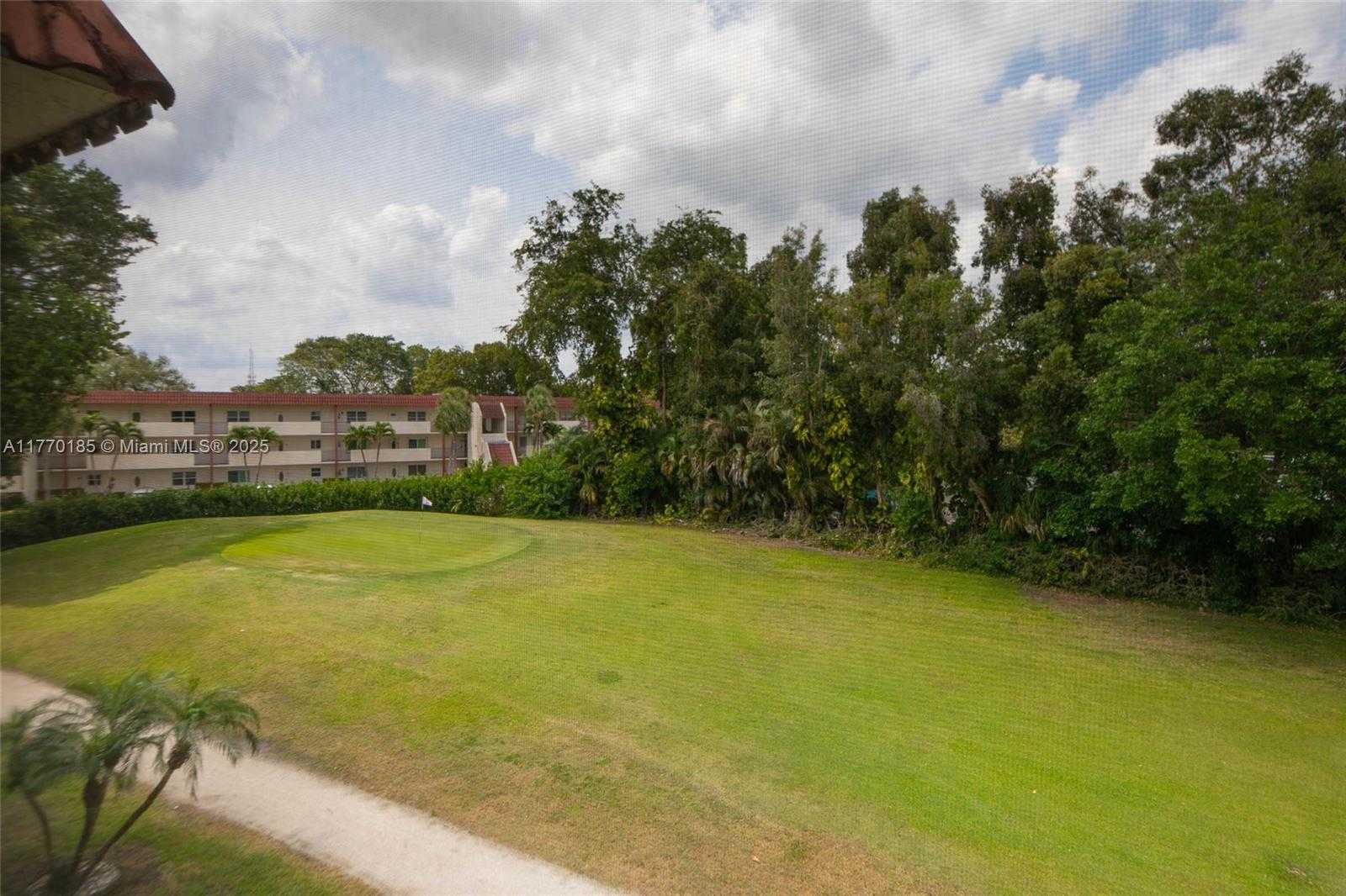 Small Image of 300 SOUTH HOLLYBROOK DR #64-306, Pembroke Pines Number 3