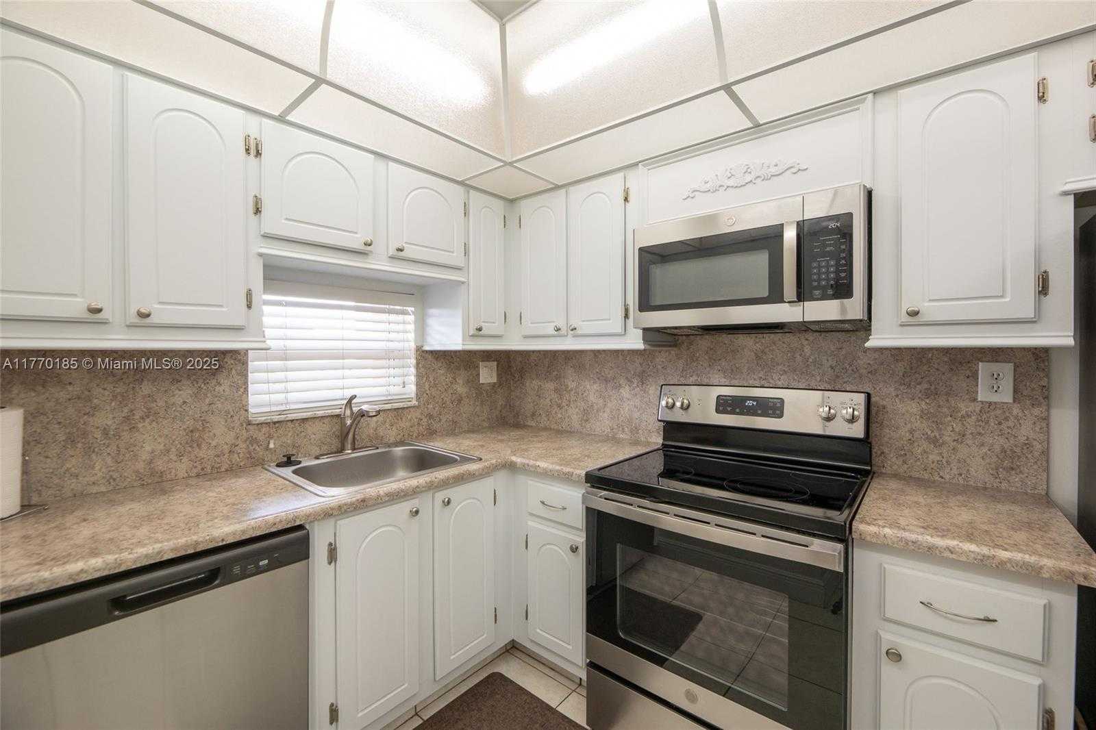 Small Image of 300 SOUTH HOLLYBROOK DR #64-306, Pembroke Pines Number 4