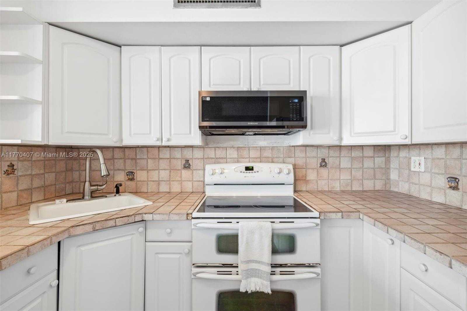Small Image of 6423 COLLINS AVE #1607, Miami Beach Number 9