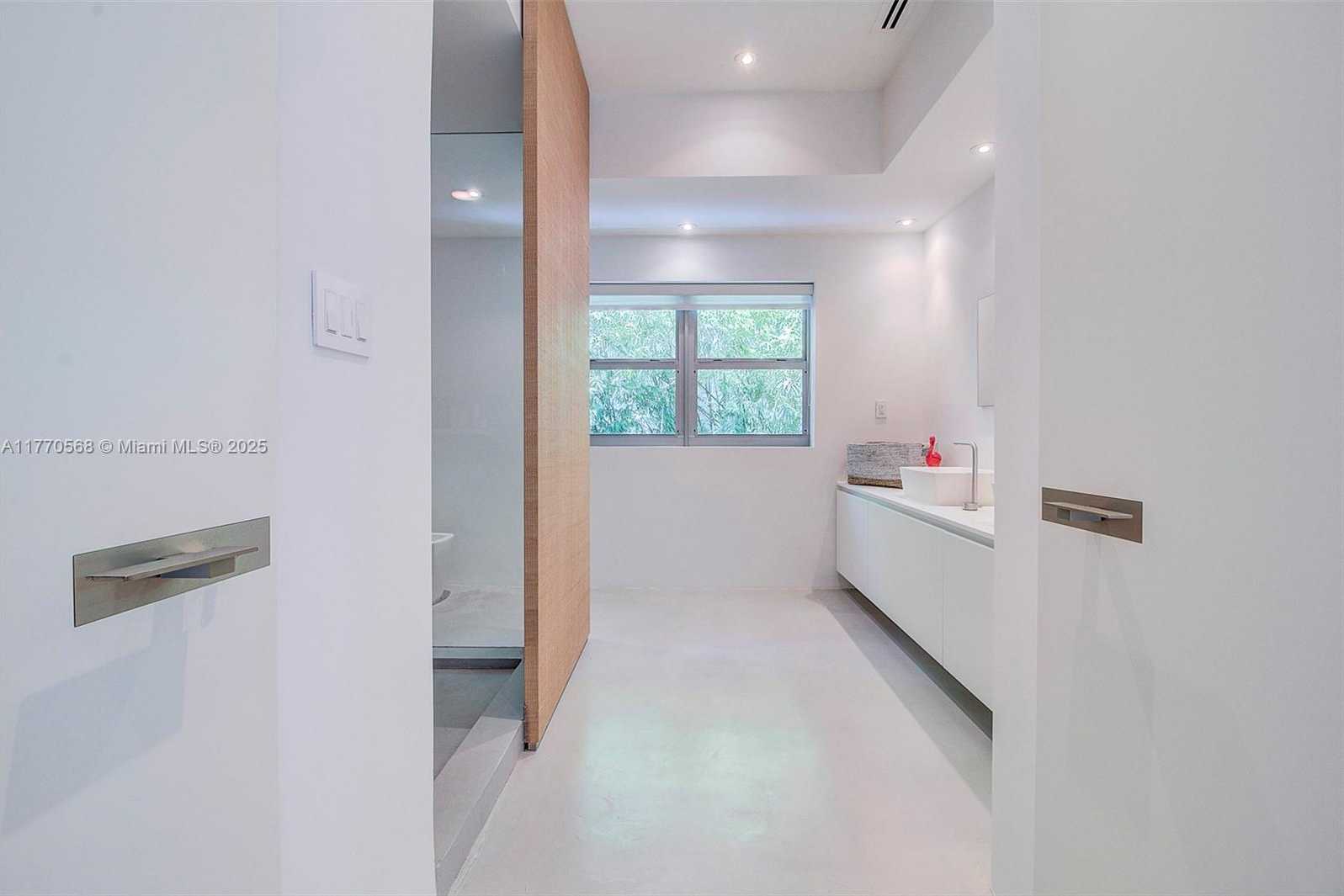 Small Image of 125 OCEAN DRIVE #L0101, Miami Beach Number 22