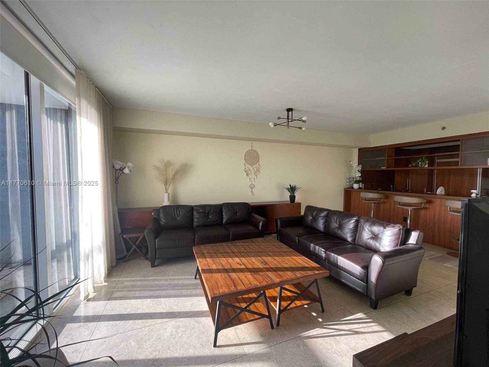 Small Image of 50 Biscayne Blvd, Miami, FL 33132, USA Number 4