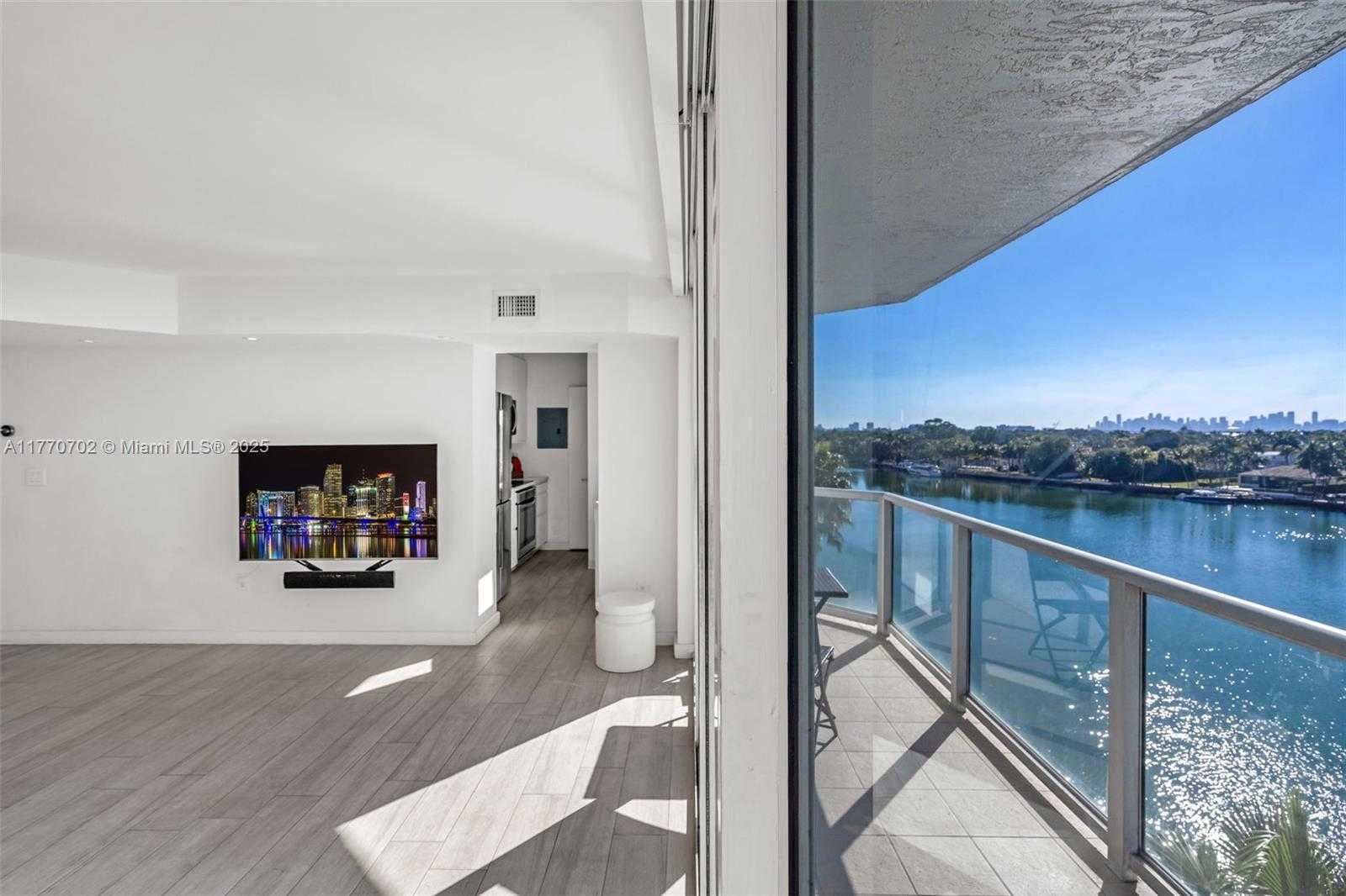 Small Image of 5900 COLLINS AVE #705, Miami Beach Number 15