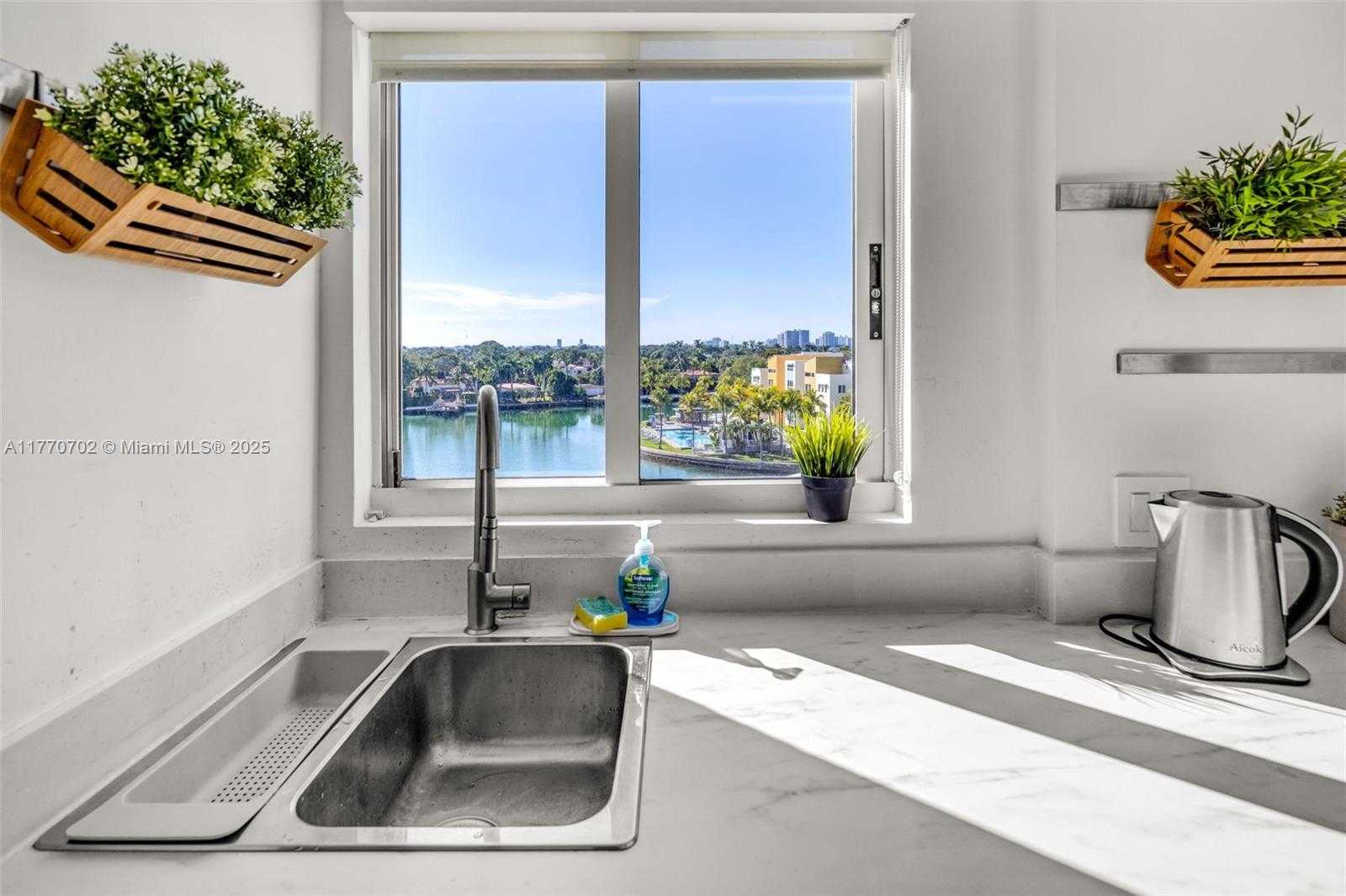 Small Image of 5900 COLLINS AVE #705, Miami Beach Number 16