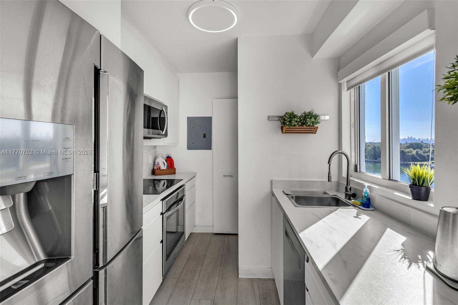 Small Image of 5900 COLLINS AVE #705, Miami Beach Number 17