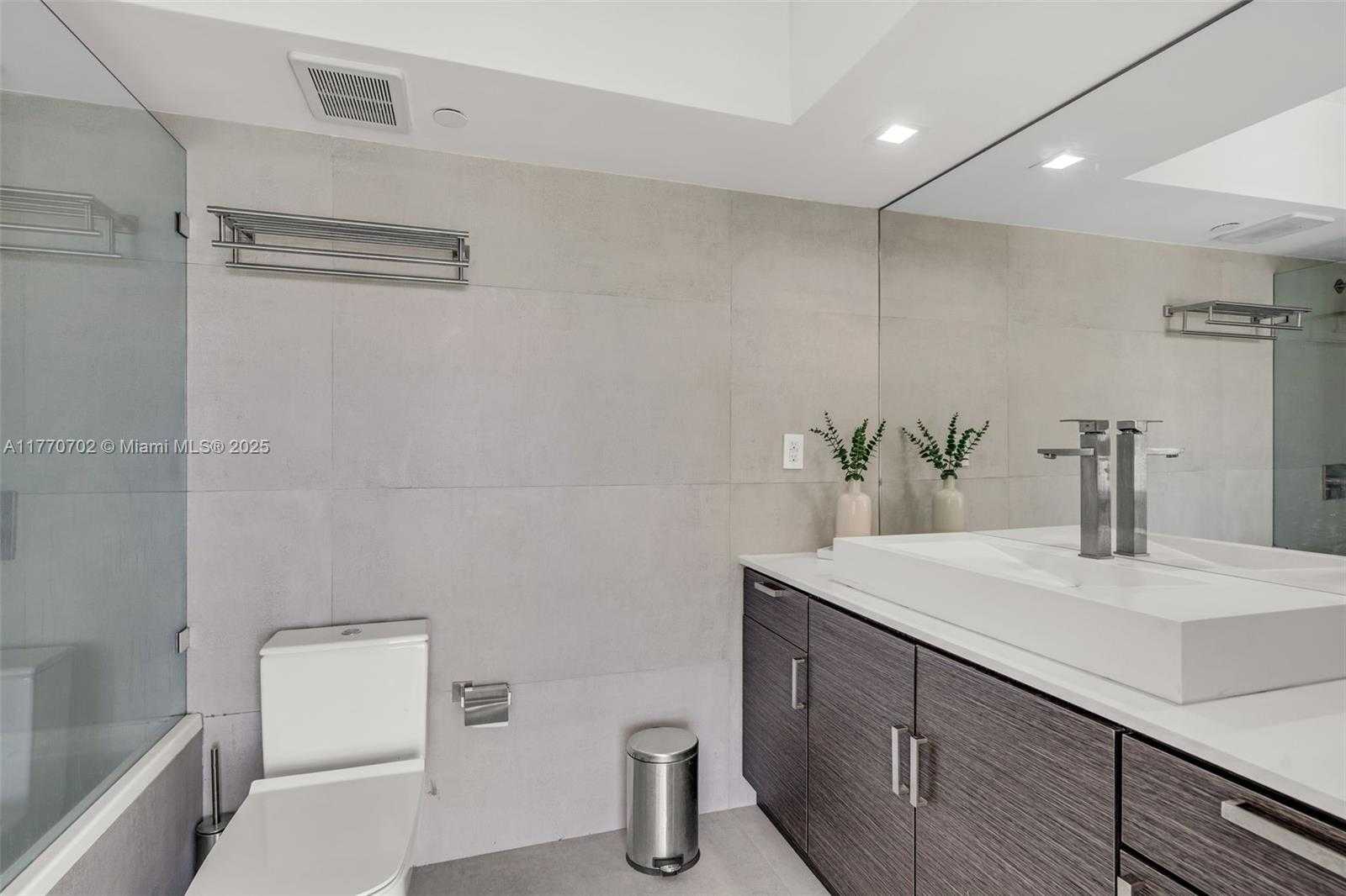 Small Image of 5900 COLLINS AVE #705, Miami Beach Number 23