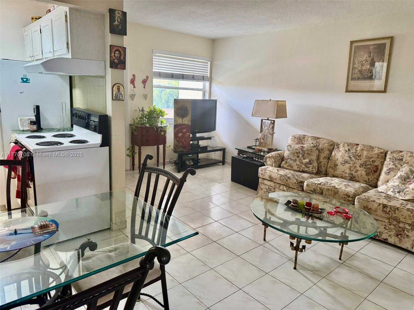 Small Image of 2145 PIERCE ST #403, Hollywood Number 5