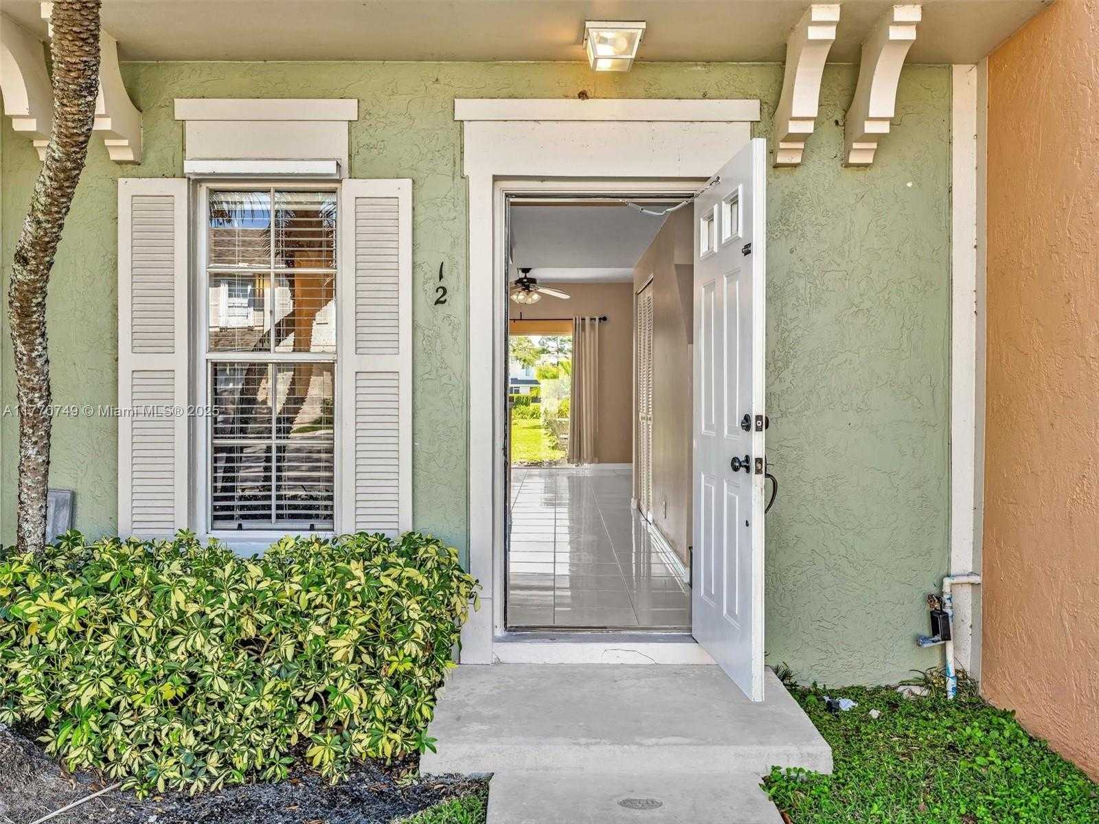 Small Image of 12 SIMONTON CIR #12, Weston Number 2