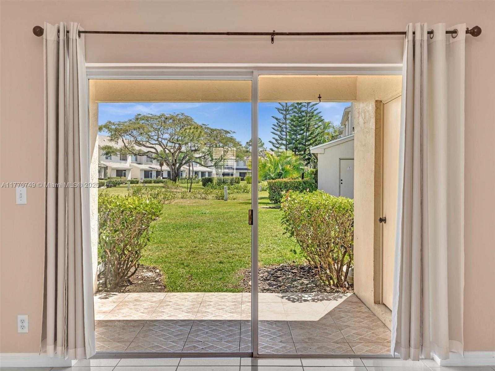 Small Image of 12 SIMONTON CIR #12, Weston Number 23