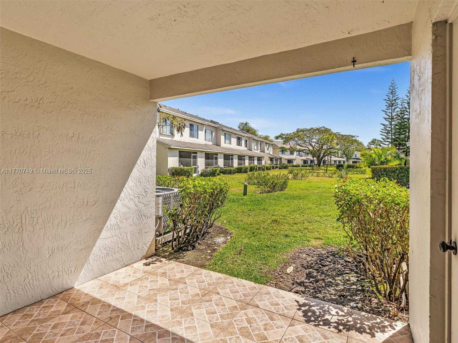 Small Image of 12 SIMONTON CIR #12, Weston Number 24