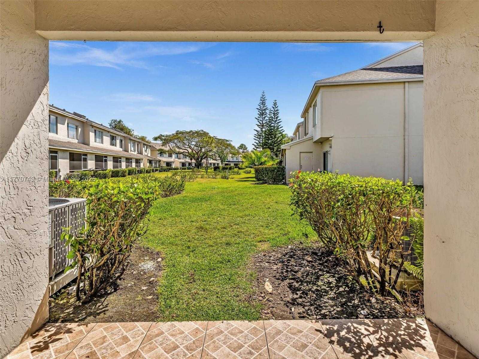Small Image of 12 SIMONTON CIR #12, Weston Number 25