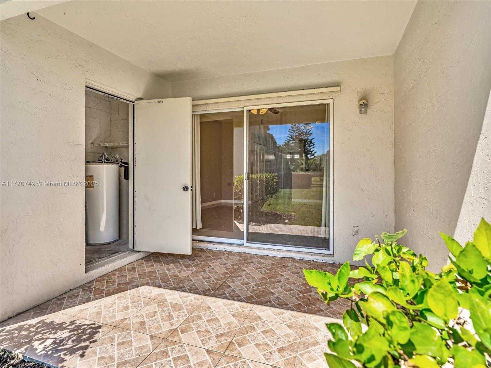 Small Image of 12 SIMONTON CIR #12, Weston Number 26