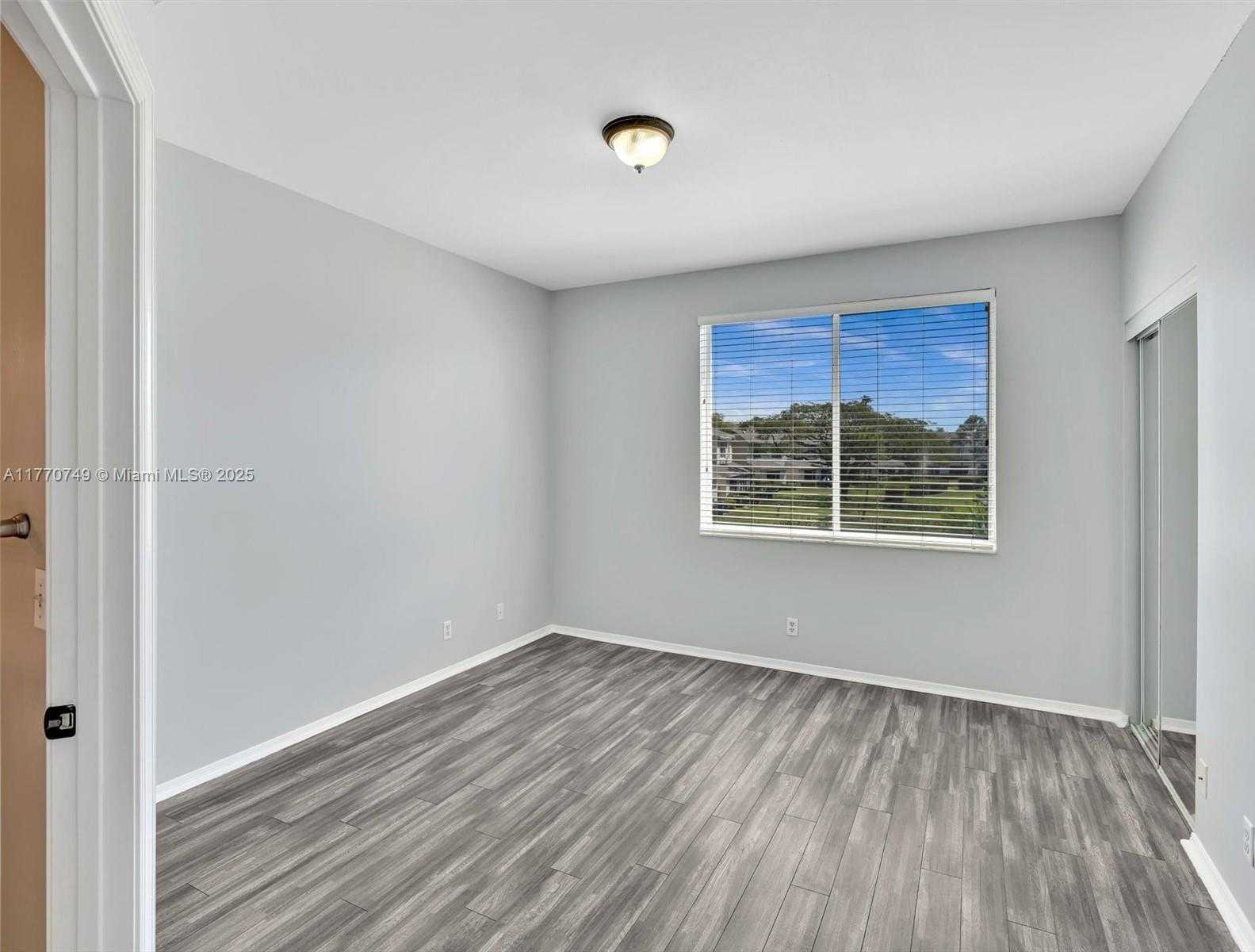 Small Image of 12 SIMONTON CIR #12, Weston Number 31