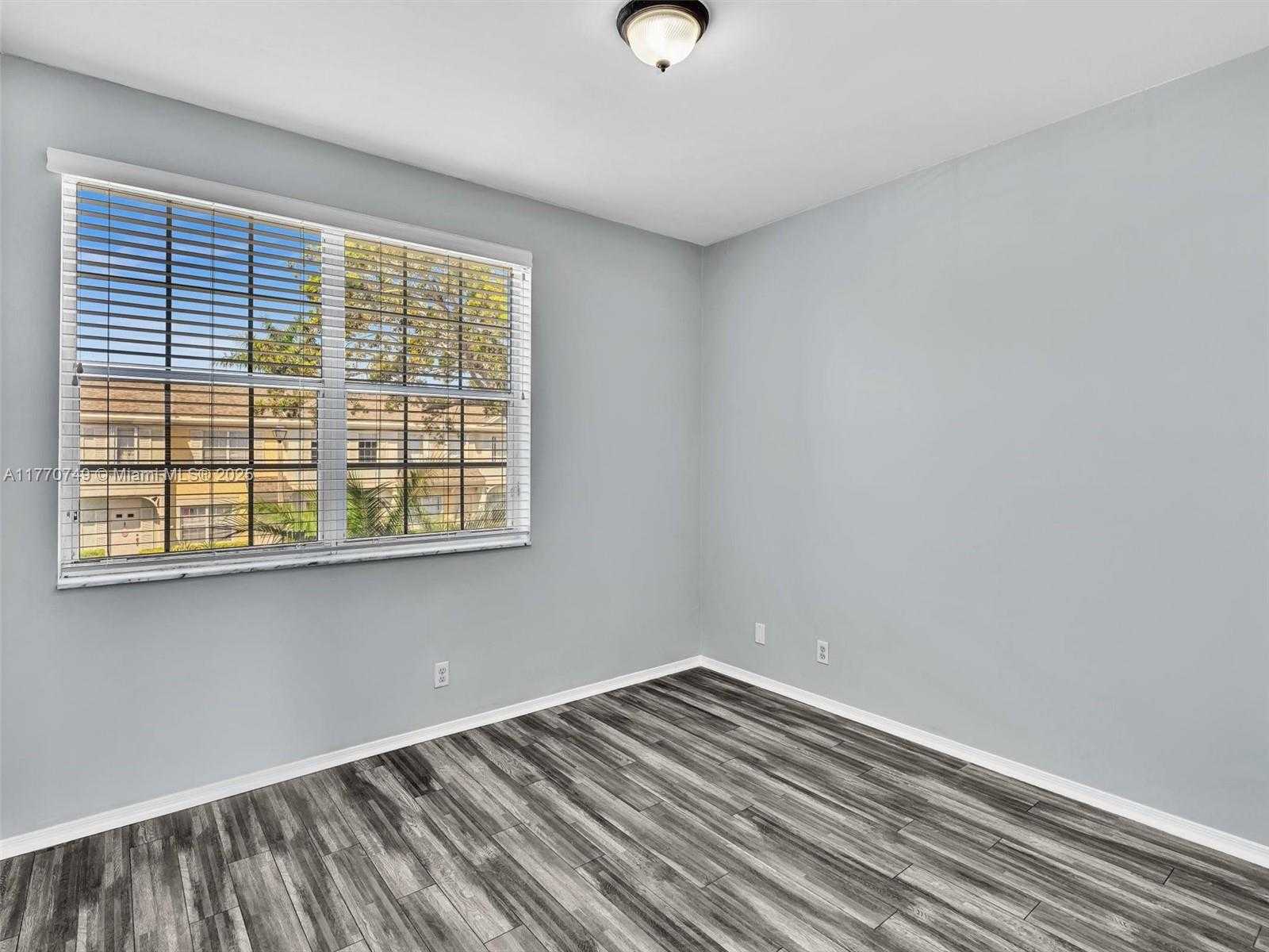 Small Image of 12 SIMONTON CIR #12, Weston Number 37