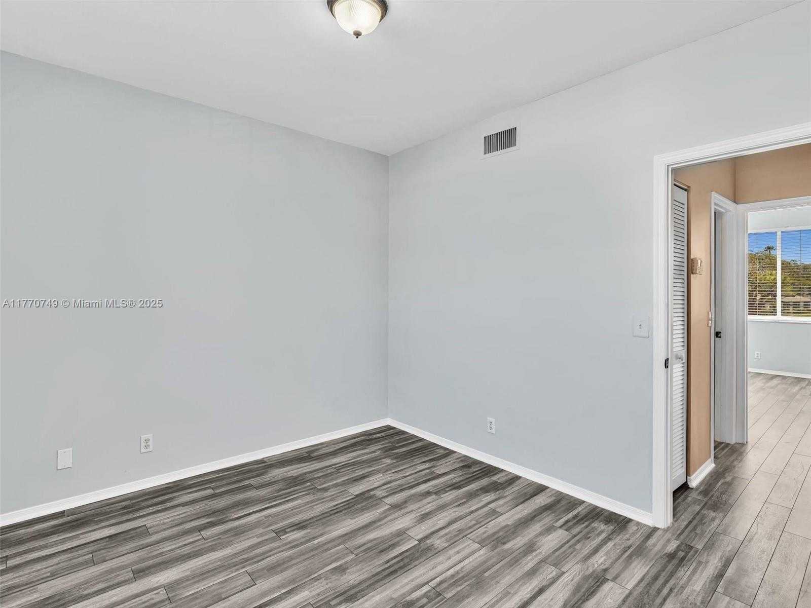 Small Image of 12 SIMONTON CIR #12, Weston Number 39