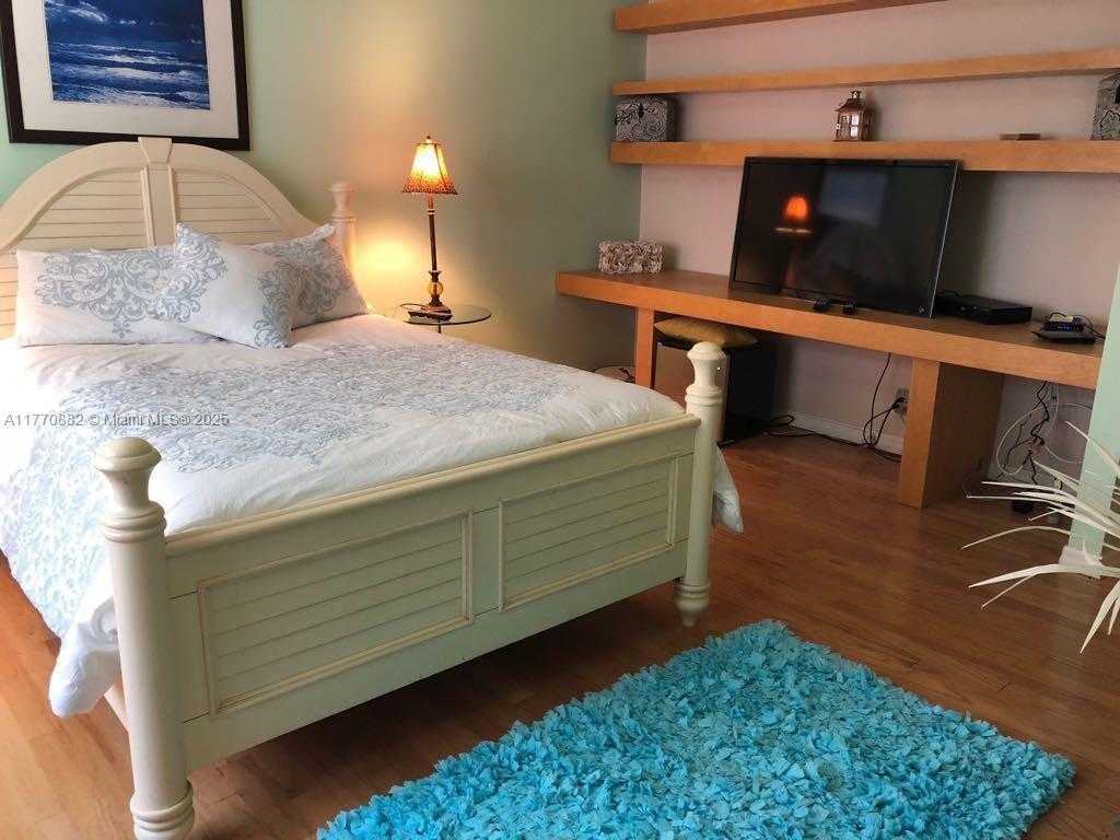 Small Image of 5255 COLLINS AVE #5D, Miami Beach Number 10