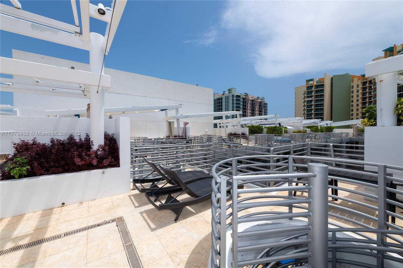 Small Image of 1437 COLLINS AVE #PH26, Miami Beach Number 4