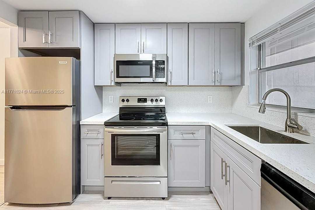 Small Image of 7991 NORTH SUNRISE LAKES DR #211, Sunrise Number 3