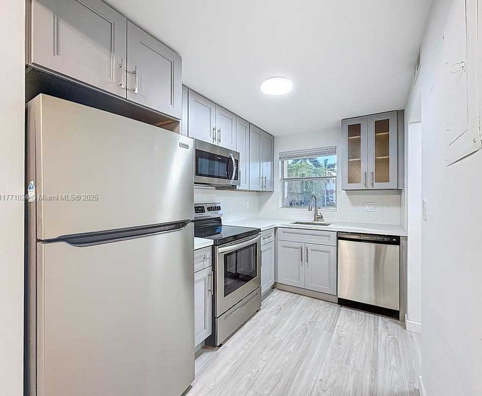 Small Image of 7991 NORTH SUNRISE LAKES DR #211, Sunrise Number 4