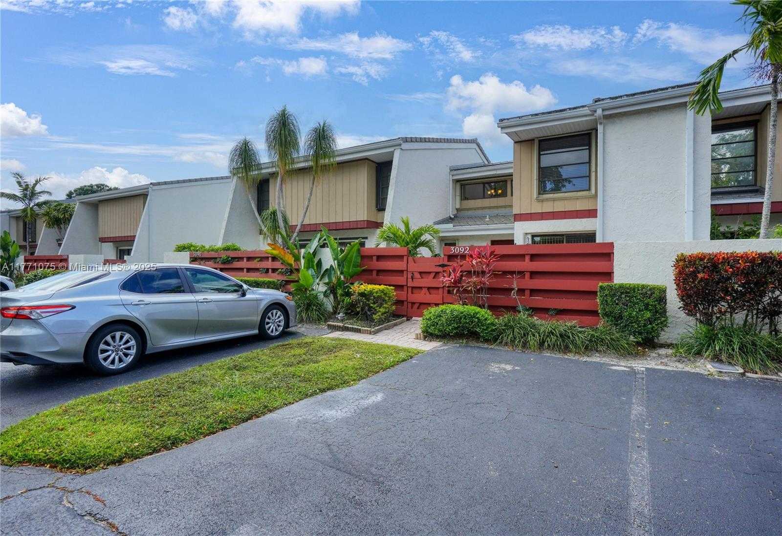 Small Image of 3092 BERMWOOD LN #238, Hollywood Number 3