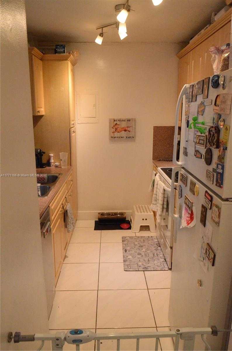 Small Image of 8883 FONTAINEBLEAU BLVD #202, Miami Number 21