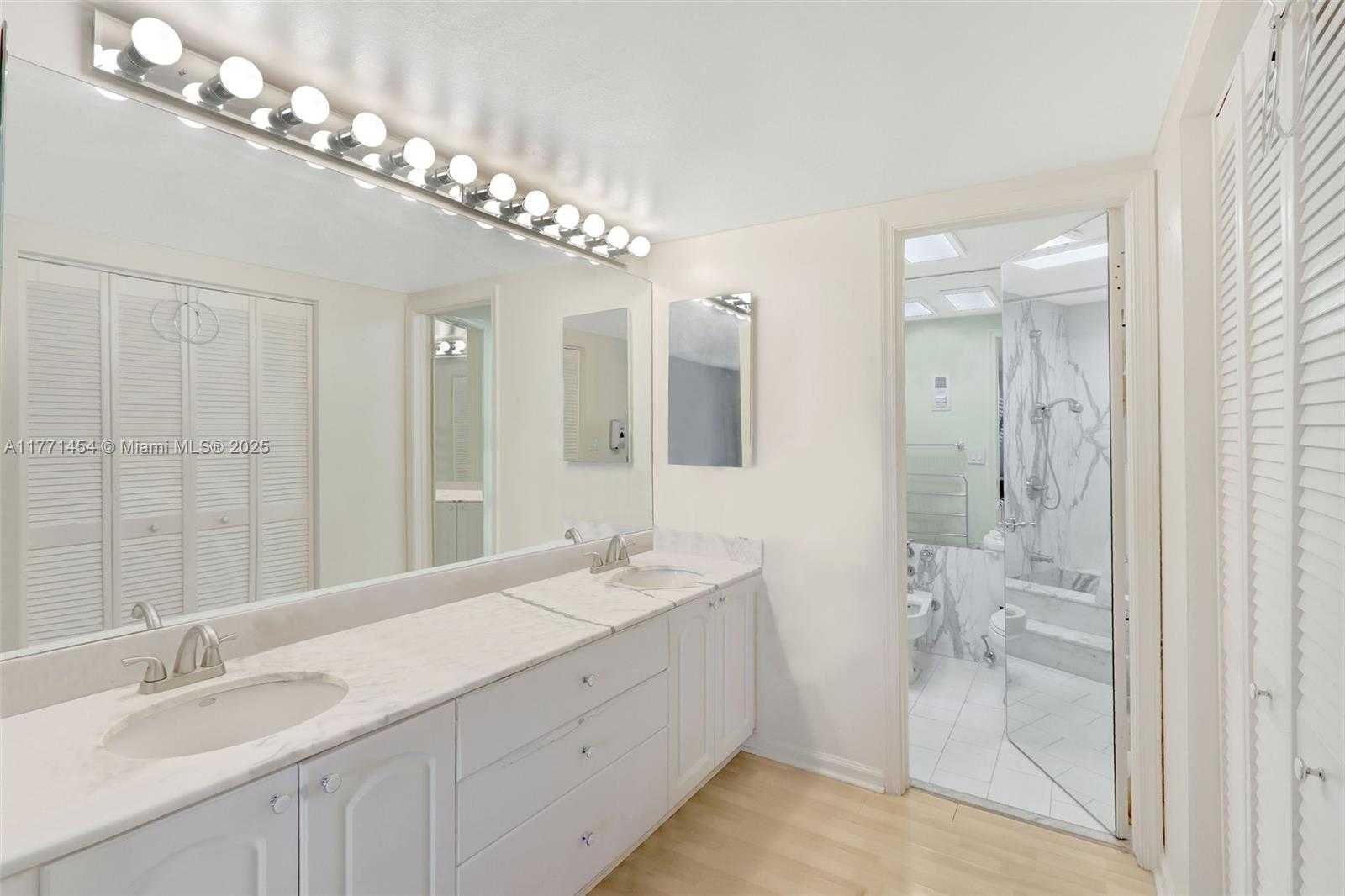 Small Image of 155 OCEAN LANE DR #310, Key Biscayne Number 33