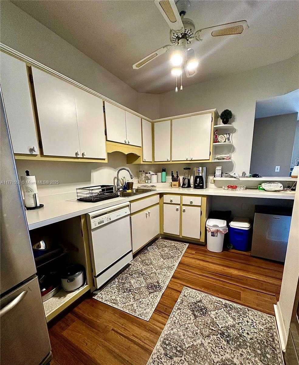 Small Image of 4330 HILLCREST DR #1017, Hollywood Number 16