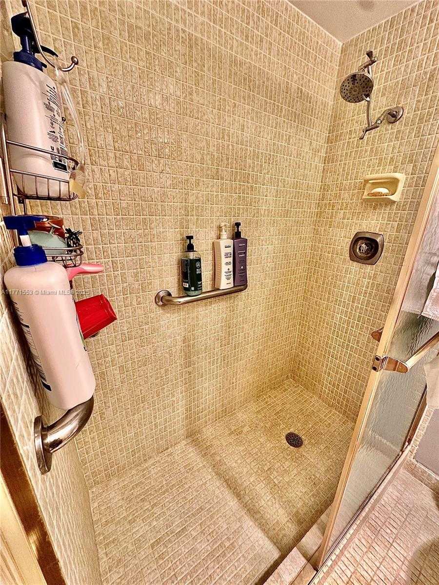 Small Image of 4330 HILLCREST DR #1017, Hollywood Number 24