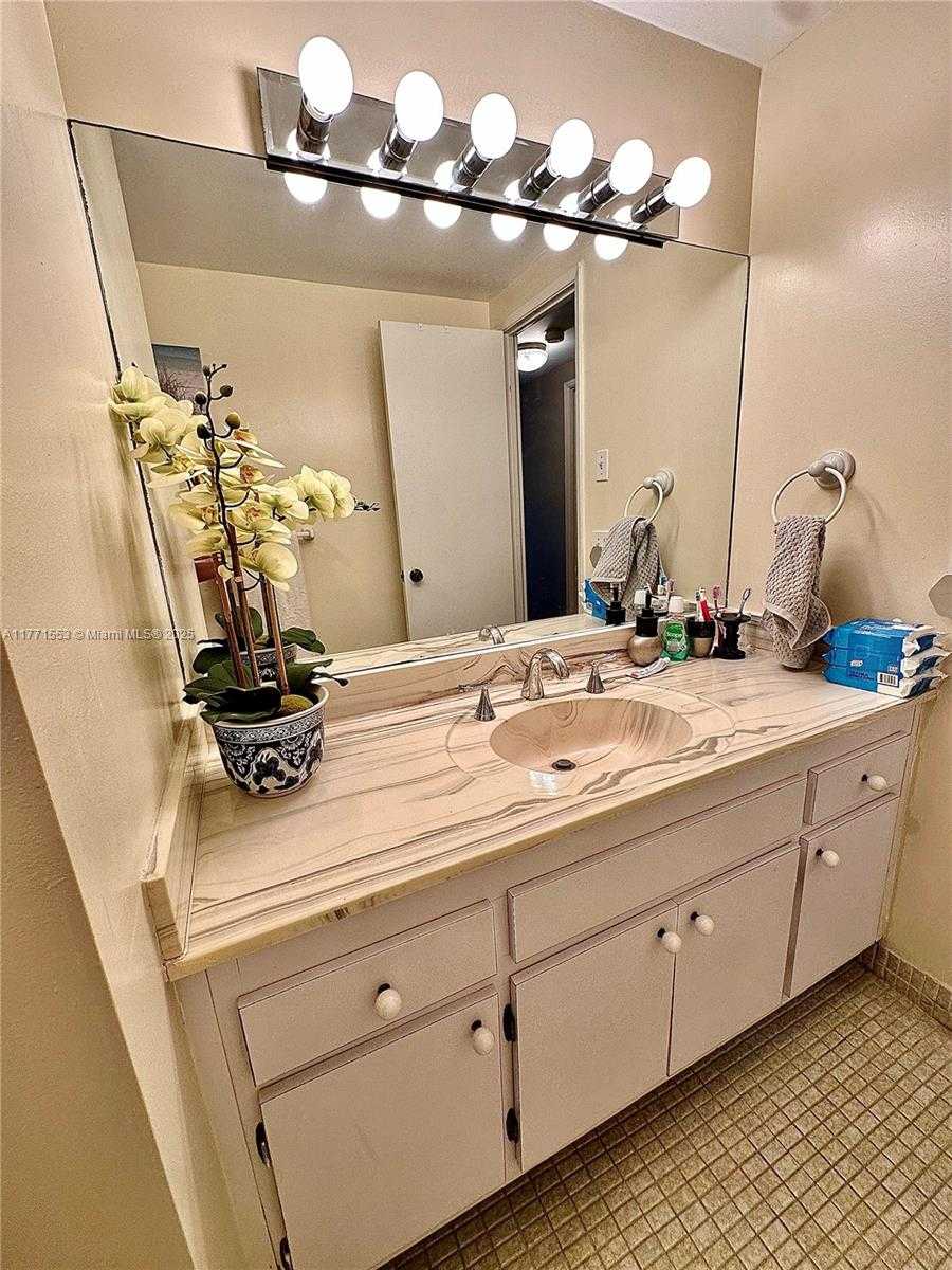 Small Image of 4330 HILLCREST DR #1017, Hollywood Number 25
