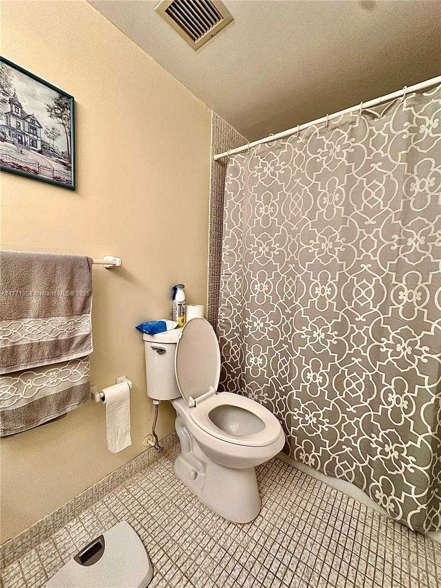 Small Image of 4330 HILLCREST DR #1017, Hollywood Number 32