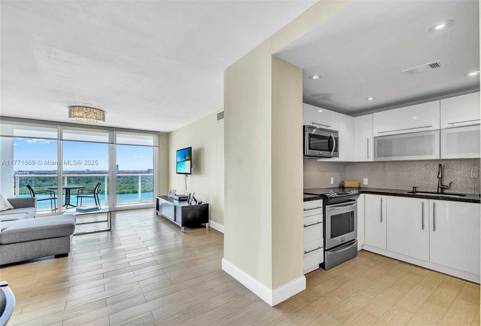 Small Image of 100 BAYVIEW DR #2018, Sunny Isles Beach Number 10