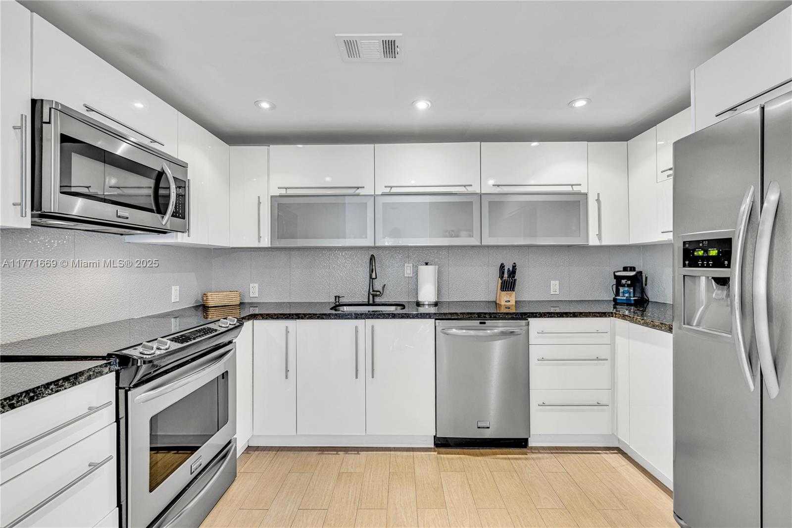 Small Image of 100 BAYVIEW DR #2018, Sunny Isles Beach Number 11