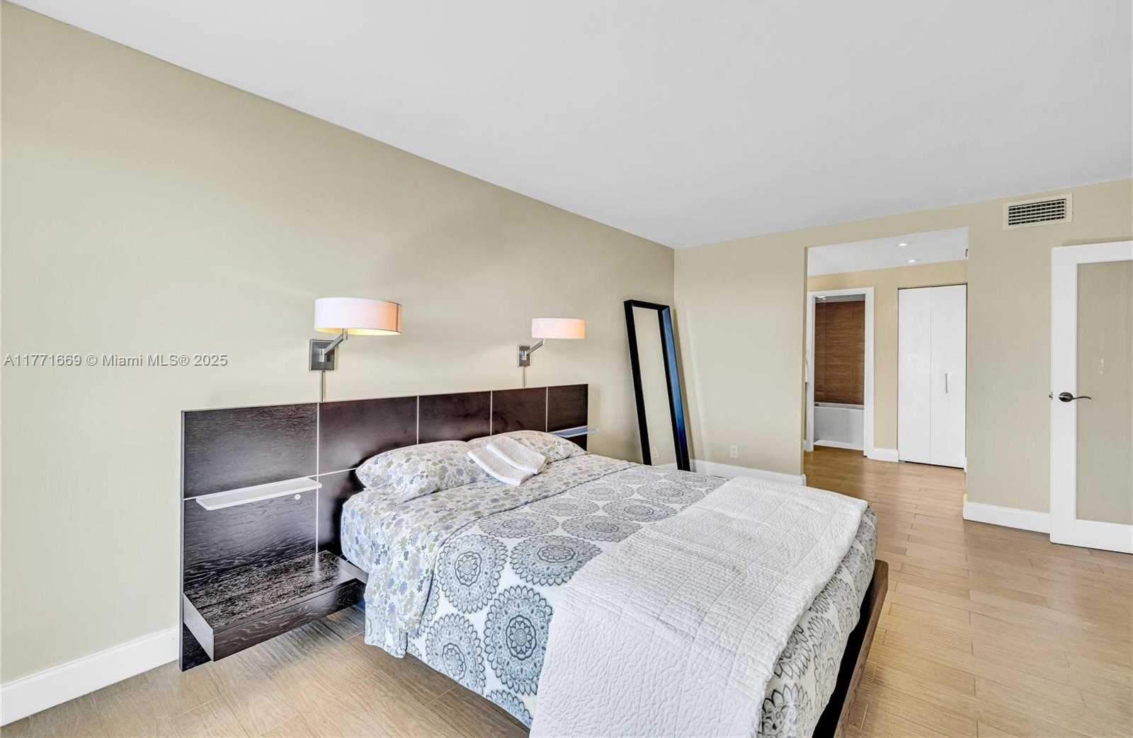 Small Image of 100 BAYVIEW DR #2018, Sunny Isles Beach Number 15
