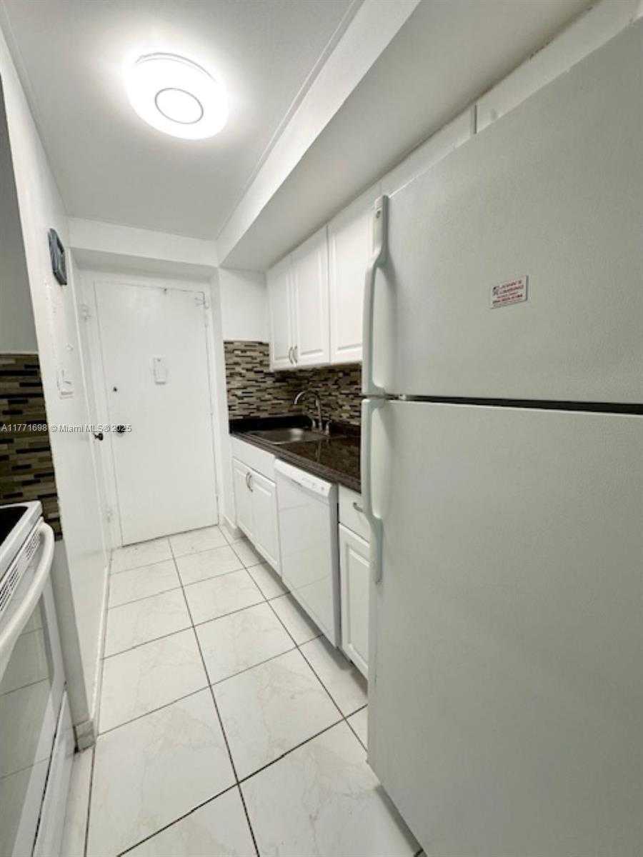 Small Image of 3505 SOUTH OCEAN DR #419, Hollywood Number 9