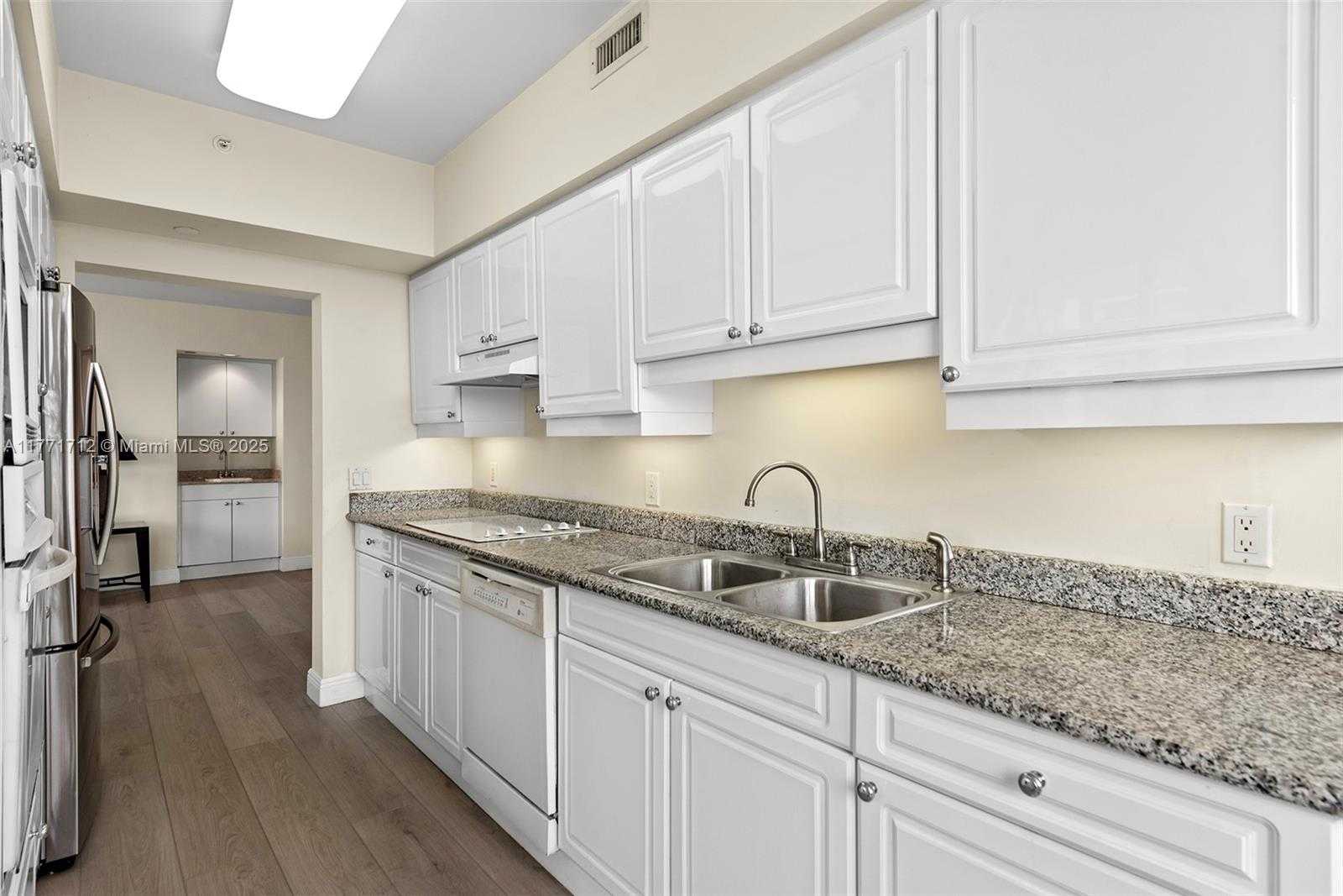 Small Image of 4775 COLLINS AVE #507, Miami Beach Number 13