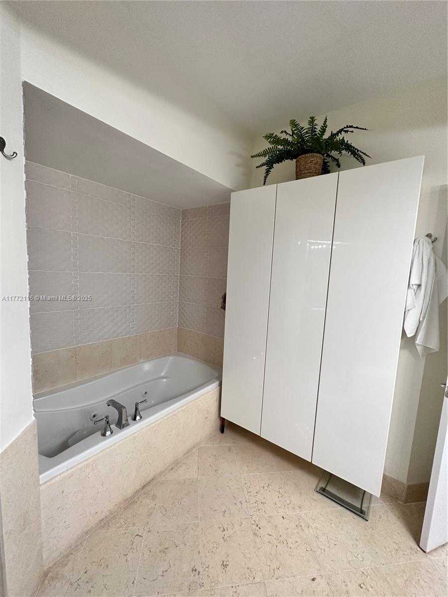 Small Image of 19900 EAST COUNTRY CLUB DR #1012, Aventura Number 27