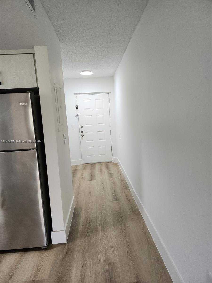 Small Image of 8343 #403, Doral Number 2