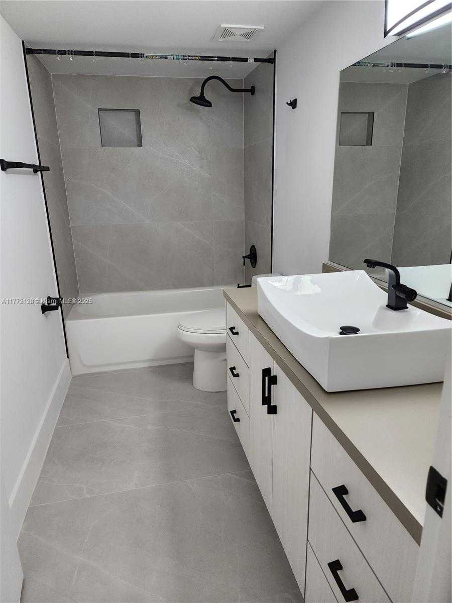 Small Image of 8343 #403, Doral Number 4