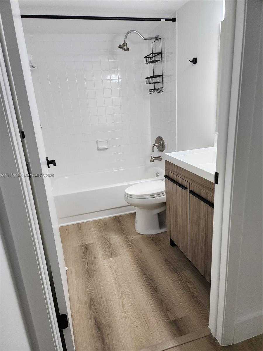 Small Image of 8343 #403, Doral Number 6