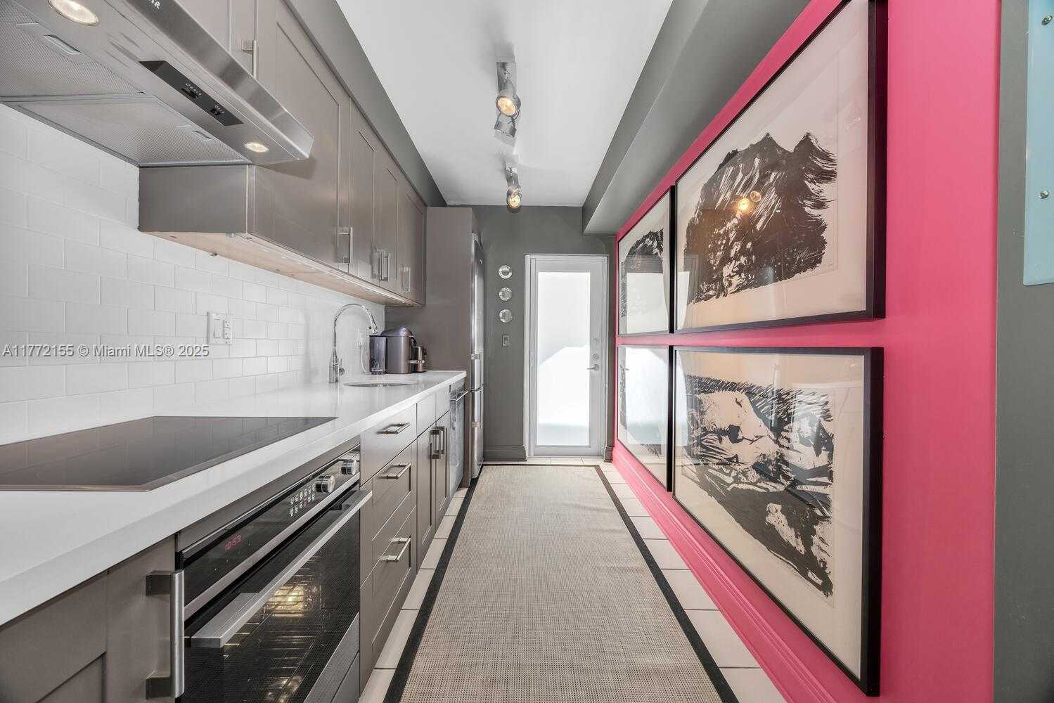 Small Image of 6911 Bay Dr, Miami Beach, FL 33141, USA Number 16