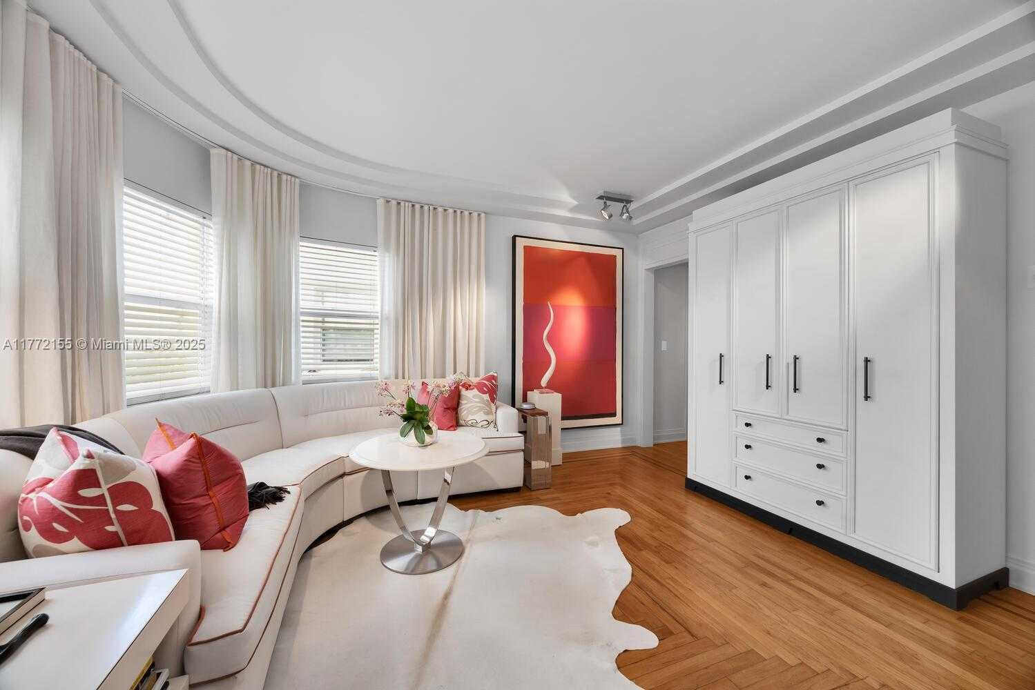 Small Image of 6911 Bay Dr, Miami Beach, FL 33141, USA Number 2