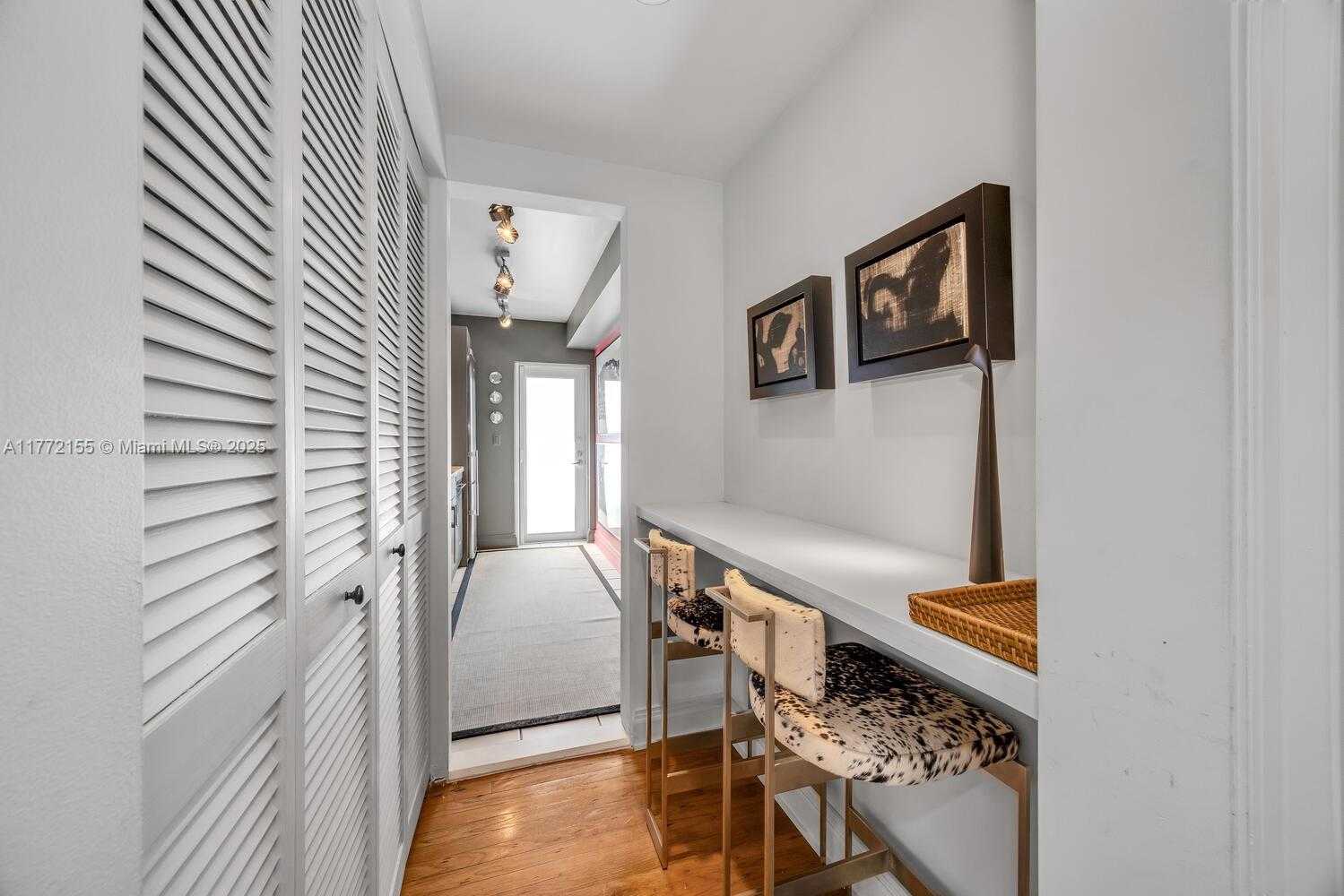 Small Image of 6911 Bay Dr, Miami Beach, FL 33141, USA Number 21