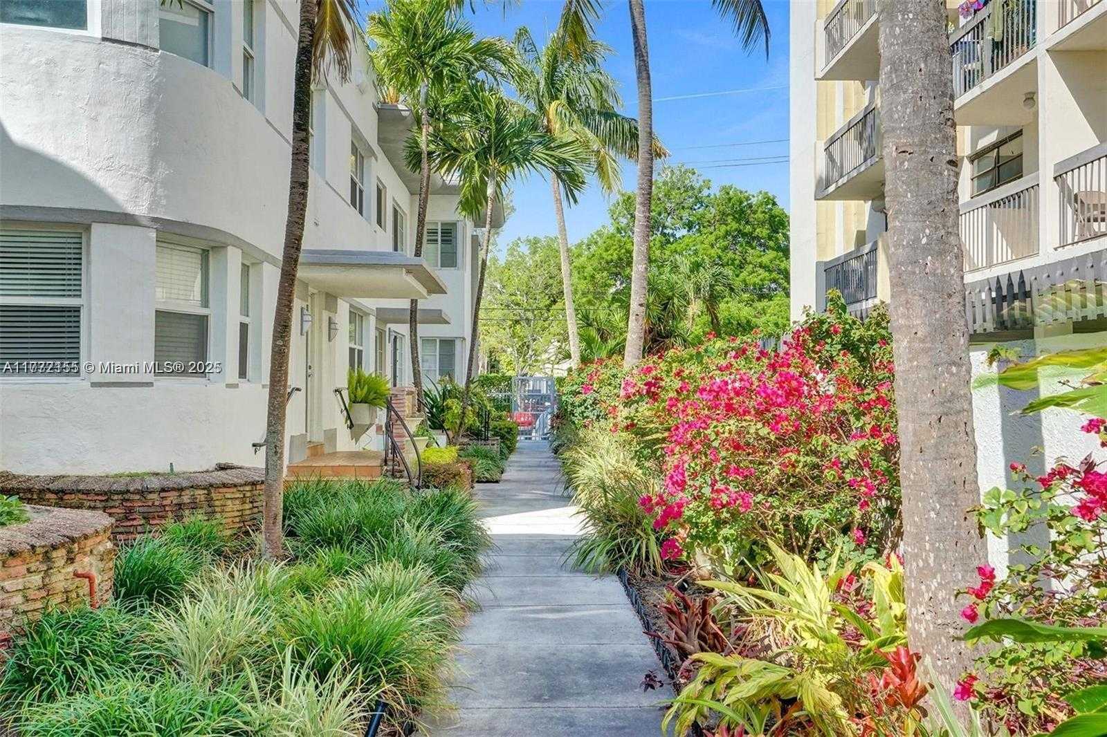 Small Image of 6911 Bay Dr, Miami Beach, FL 33141, USA Number 25