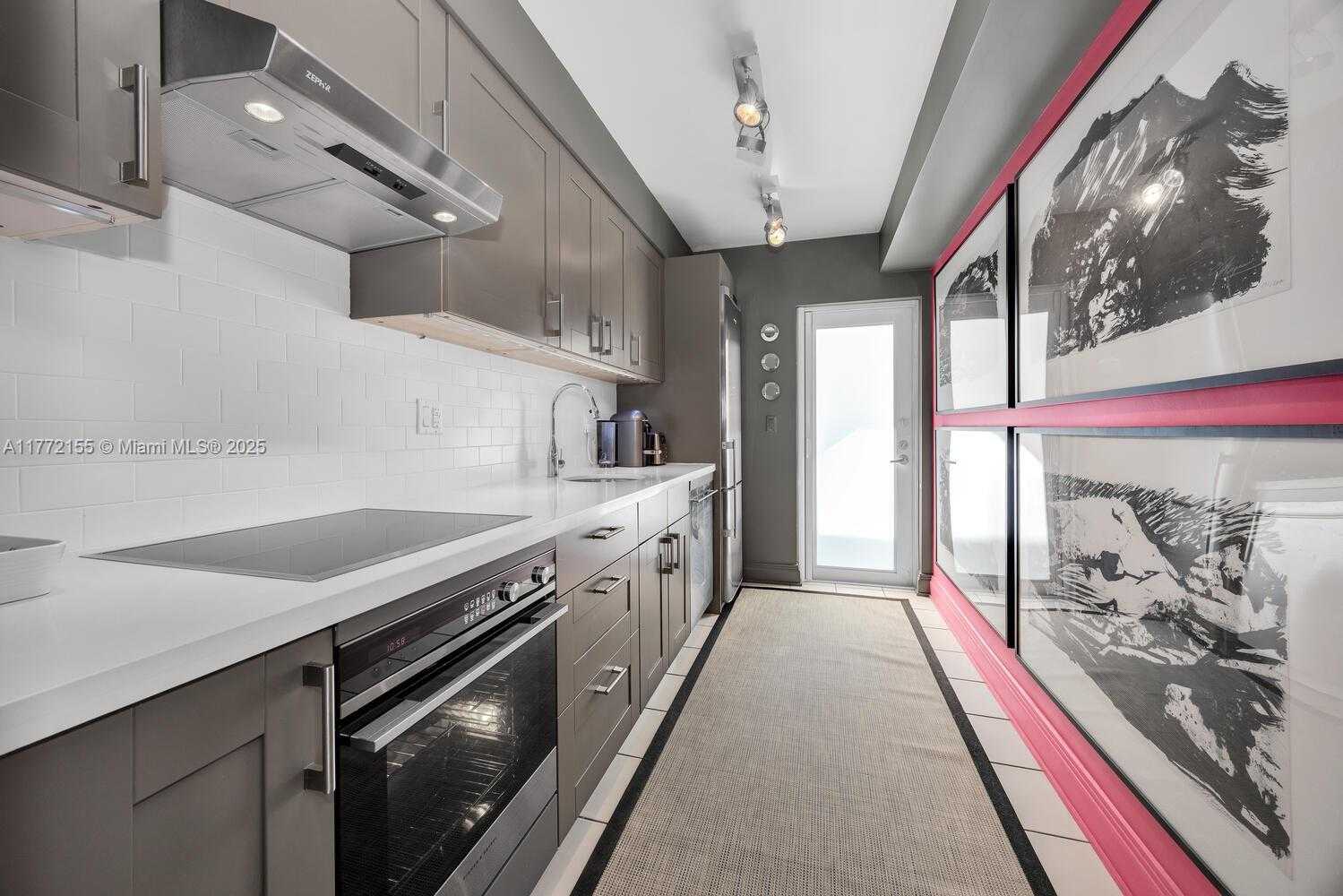 Small Image of 6911 Bay Dr, Miami Beach, FL 33141, USA Number 3