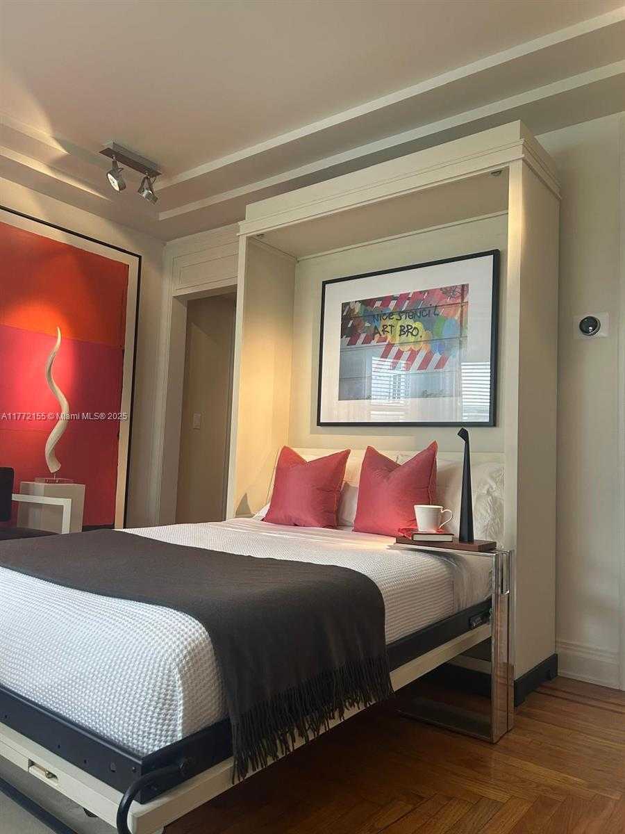 Small Image of 6911 Bay Dr, Miami Beach, FL 33141, USA Number 8