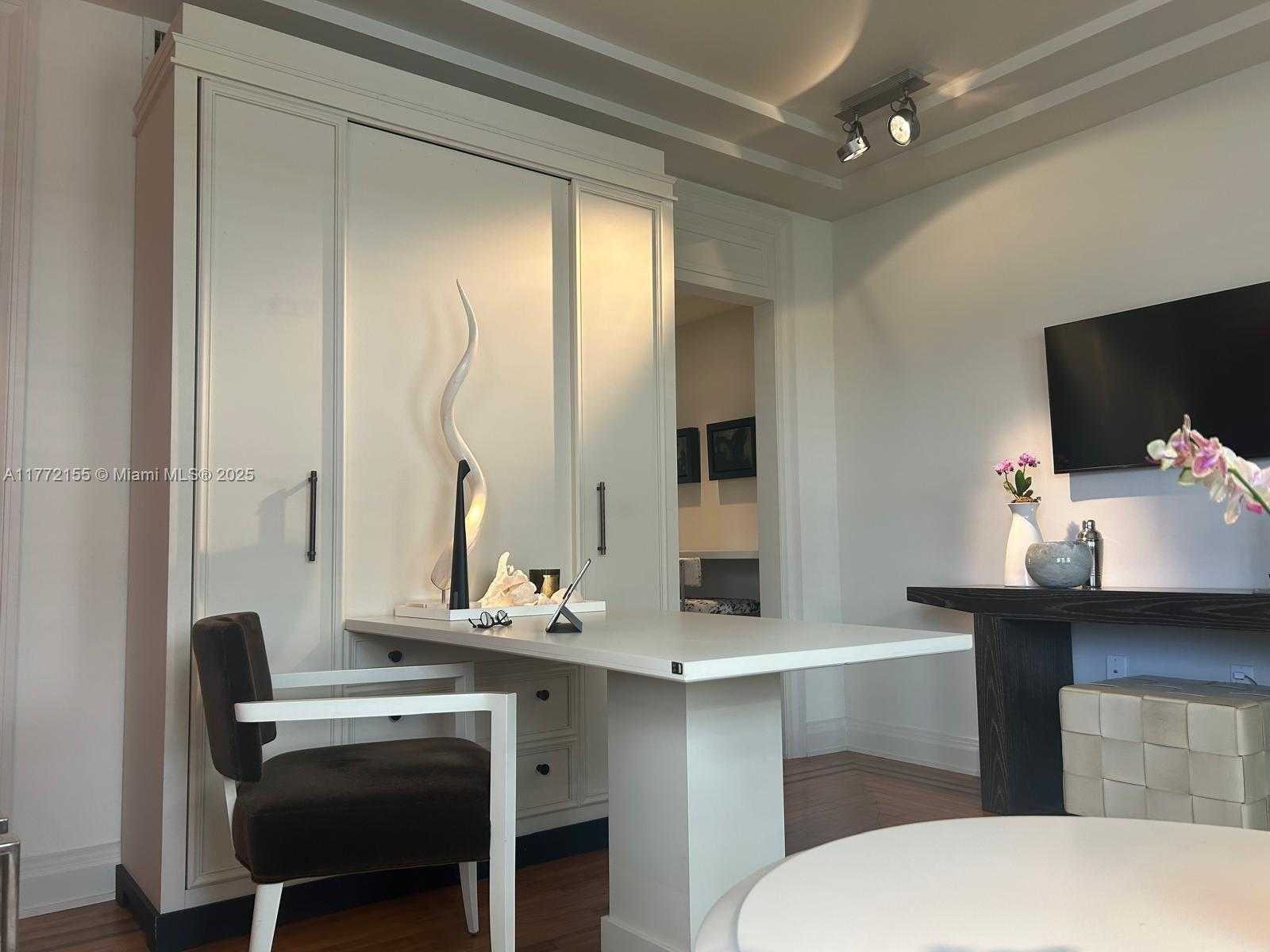 Small Image of 6911 Bay Dr, Miami Beach, FL 33141, USA Number 9